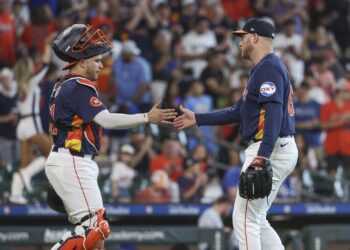 Heading in several instructions, Astros, Reds start collection