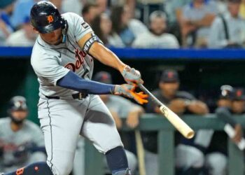 Keith hits 2-run homer as Tigers rally to beat Royals, achieve floor on Twins