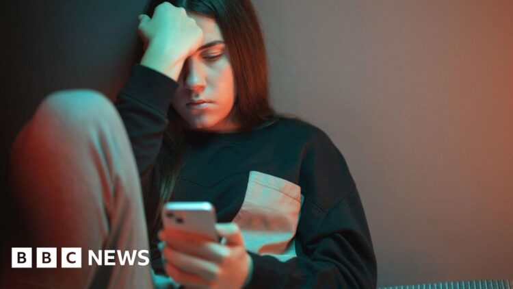 Sharp rise in problematic teenage social media use, examine says