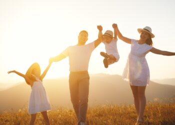 Monetary Freedom or Household Life: Are DINKS Happier within the Lengthy Run?