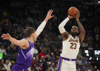 Anthony Davis, LeBron assist Lakers maintain on to beat Jazz
