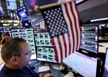 Shares hover close to new data, oil ebbs