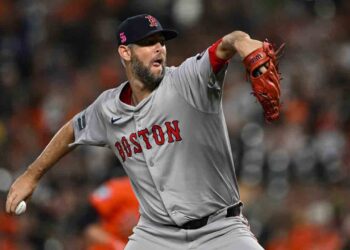 Chris Martin returns to hometown workforce on one-year take care of Rangers