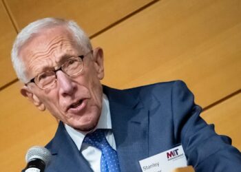 Former Financial institution of Israel chief Stanley Fischer dies