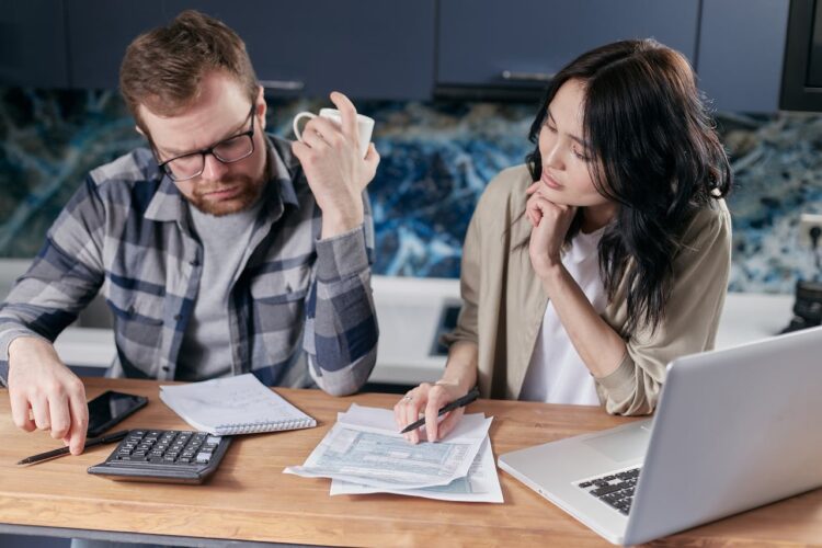 Why Twin-Revenue Households Are Nonetheless Broke (And The best way to Repair It)