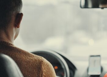 What % of gig employees earn greater than half of their earnings from gig actions?