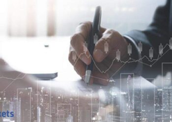 Overseas capital outflow India: Overseas traders flip bearish on Indian shares amid weakening rupee and tariffs