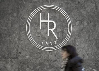 CRA prevails over Holt Renfrew saleswoman in battle over wardrobe deduction