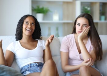 7 Societal Assumptions That Strike Hardest at {Couples} With out Youngsters