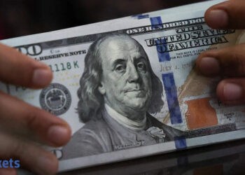 Greenback staggers to 3rd straight weekly drop as buyers ponder Fed outlook