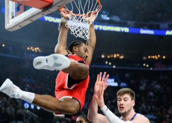 Kawhi Leonard scores 45 factors, leads Clippers to sixth straight win