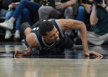 Victor Wembanyama leaves recreation early with harm